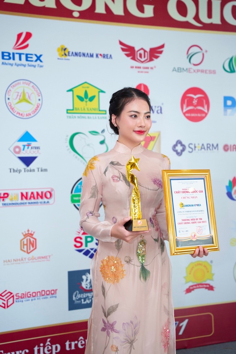 tự hào nhận Cúp Vàng Thương Hiệu Uy Tín Chất Lượng Quốc Gia